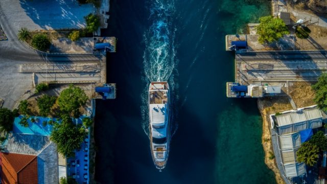Πτώμα άνδρα εντοπίστηκε να επιπλέει στον Ισθμό της Κορίνθου