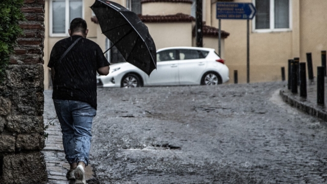 Καιρός σήμερα 1/12: Πρωτομηνιά με βροχές, καταιγίδες, ανέμους και χιόνια – Συστάσεις Τσατραφύλλια και Κολυδά
