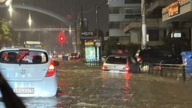 Ελέω… Elena η Αττική: Διεκόπη η κυκλοφορία στην Ποσειδώνος, πλημμύρισε ο δρόμος – Ισχυρές βροχοπτώσεις σε όλη την πόλη