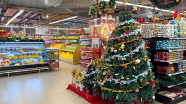 «Καλάθι των Χριστουγέννων»: Σε ισχύ από σήμερα (11/12) – Ποια τρόφιμα περιλαμβάνει; Τι θα συμβεί με το «Kαλάθι του Άη Βασίλη»