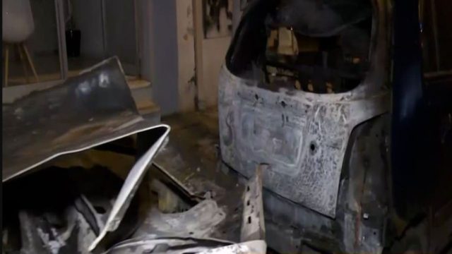 Στις φλόγες τρία οχήματα των ΕΛΤΑ στην Καλλιθέα