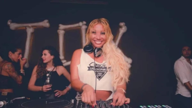 Καλύβια: Η DJ Mikaela,  οι αστυνομικοί σε «θέση» security, η μεγάλη ποσότητα ναρκωτικών σε κοινή θέα και το μεγάλο χρηματικό ποσό