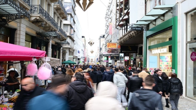 Χειμερινές εκπτώσεις: Η ημερομηνία που ξεκινούν και οι Κυριακές που θα είναι ανοιχτά τα καταστήματα