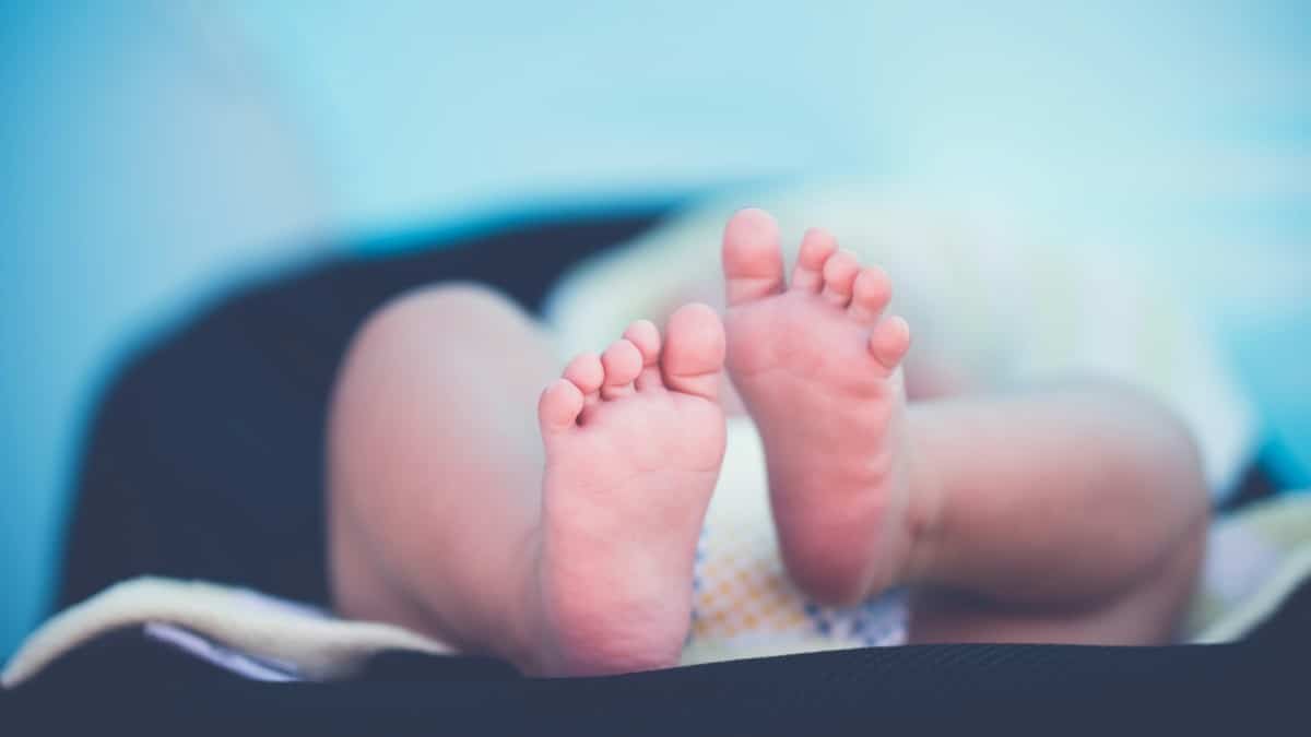 Θρίλερ στην Κατερίνη: Βρέθηκε νεογνό στα σκουπίδια – 15χρονη γέννησε στην τουαλέτα