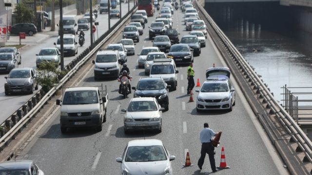 Συγκρούστηκαν δύο φορτηγά στον Κηφισό – Ουρές χιλιομέτρων και στα δύο ρεύματα, χύθηκαν λάδια