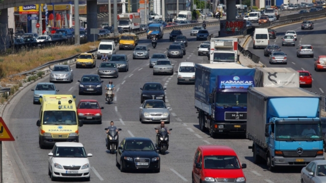 Διακοπή κυκλοφορίας στον Κηφισό: Φορτηγάκι προσέκρουσε στο διαχωριστικό και έριξε κολώνα της ΔΕΗ