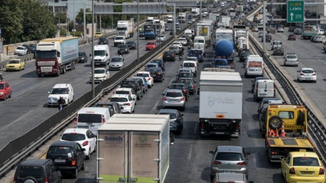 Σύγκρουση φορτηγού με ΙΧ στον Κηφισό – Ένας τραυματίας