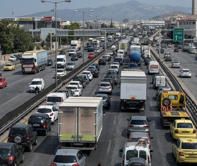 Σύγκρουση φορτηγού με ΙΧ στον Κηφισό – Ένας τραυματίας