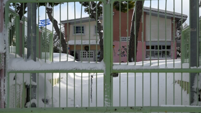 Συνεχίζεται η επέλαση της κακοκαιρίας Bora: Πού θα παραμείνουν κλειστά τα σχολεία