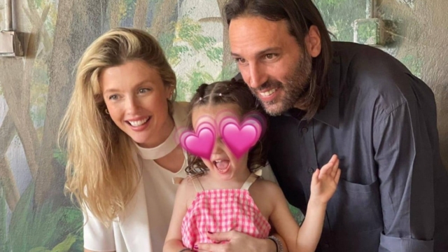 Δεύτερη φορά γονείς οι Γιώργος Σαμαράς και Κωνσταντίνα Κομμάτα – Η πρώτη φωτογραφία με το νεογέννητο