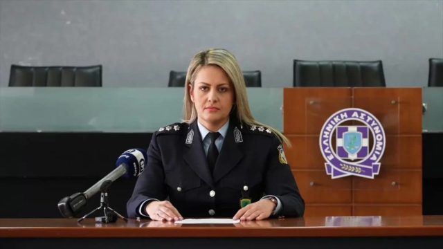 Ποια είναι στην πραγματικότητα η Κωνσταντία Δημογλίδου: Η «κρυφή» ζωή της εντυπωσιακής εκπροσώπου Τύπου της ΕΛΑΣ