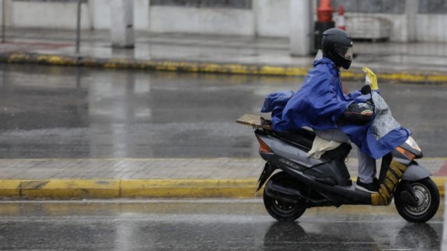Επιτέλους συνέβη: «Όχι βενζίνη, αν δεν φοράς κράνος»: Η νέα καμπάνια του Υπουργείου Υγείας