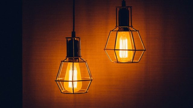 Ηλεκτρικό ρεύμα: Οι ώρες που θα είναι φθηνότερο – Πότε «τσούζουν» οι τιμές