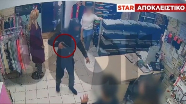 Βίντεο σοκ με ληστή που σημαδεύει με όπλο παιδί και υπαλλήλους καταστήματος στο Μενίδι