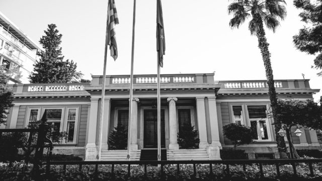 «Φρένο» από το ΚΥΣΕΑ σε ό,τι αφορά τα αιτήματα ασύλου στους Σύρους: Εγκρίθηκε η δημιοργία της ΔΙΚΑΦΚΑ –  Τι είναι και ποιος είναι ο κομβικός της ρόλος