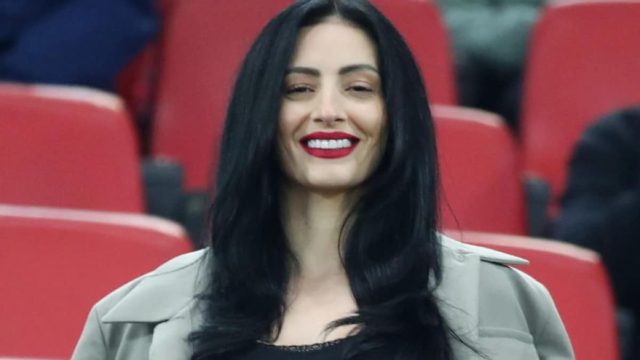 Η μελαχρινή που εντυπωσίασε στην εξέδρα του Ολυμπιακού (ΦΩΤΟ)