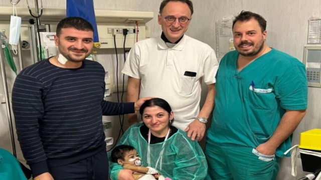 Δακρύσαμε: Μεταμόσχευση ήπατος με δότη πατέρα και λήπτρια την 11 μηνών κόρη του