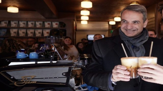 Κυριάκος Μητσοτάκης: Μπορεί να «ρίχνει» 12 μονάδες στο ΠΑΣΟΚ αλλά… 1 στους 4 θα πήγαινε για έναν καφέ μαζί του!