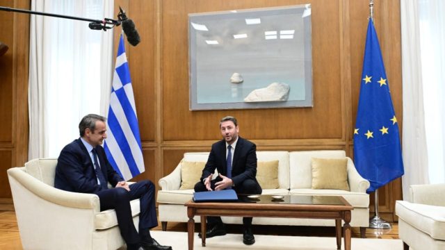 Ολοταχώς για… εννιακοματική Βουλή: Σταθερή η ΝΔ, μειώνει κι άλλο το ΠΑΣΟΚ