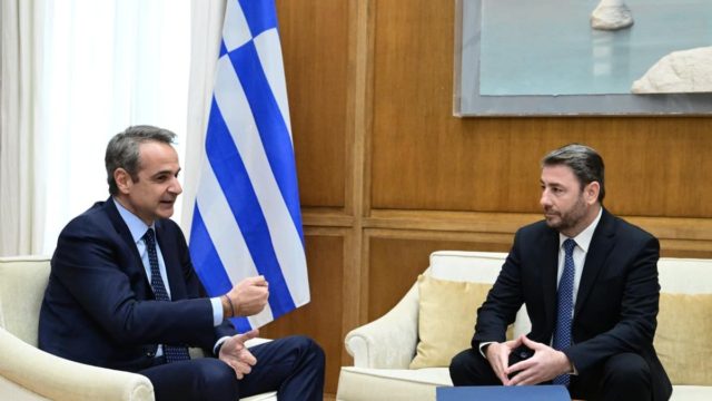 Τα ενδιαφέροντα της συνάντησης Μητσοτάκη-Ανδρουλάκη: Τα ντολμαδάκια, οι κουραμπιέδες της Μπακογιάννη και η Μελίνα Μερκούρη