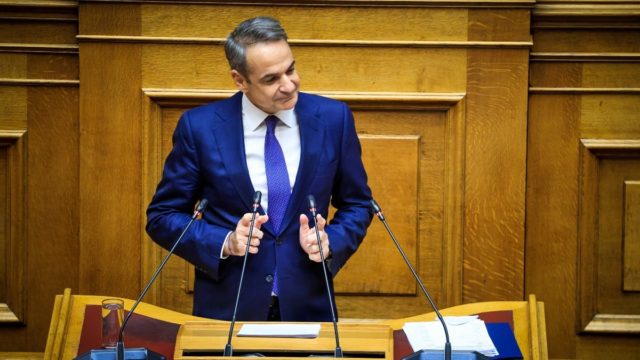 Πρώτη φορά μετά από χρόνια η μεσαία τάξη στο προσκήνιο: Με ποια μέτρα η κυβέρνηση επιχειρεί να τη διατηρήσει όρθια κοιτάζοντας στο 2027