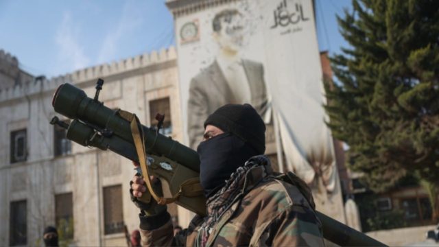 Καταλήφθηκε η Δαμασκός από τους Τζιχαντιστές – Ύψωσαν τη σημαία της επανάστασης στη πρεσβεία της Συρίας στην Αθήνα