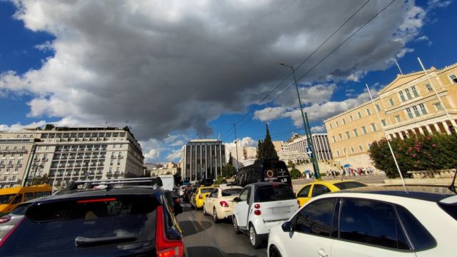 Live κίνηση 11/12: Τροχαίο και… παρκάρισμα των αυτοκινήτων στον Κηφισό – Καθυστερήσεις στις Αθηνών, Κηφισίας και Σχιστού