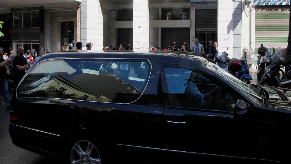 Αχαΐα: Νεκροφόρα συγκρούσθηκε με αυτοκίνητο ενώ μετέφερε νεκρό – Δύο τραυματίες