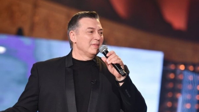 Νίκος Μακρόπουλος: Η αντίδρασή του on stage όταν θαυμάστρια του φώναξε «Μανάρι είσαι…»