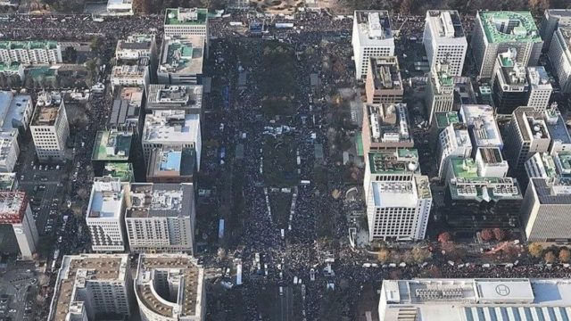 Πολιτική κρίση και μαζικές διαδηλώσεις στη Νότια Κορέα: «Ναι» στην καθαίρεση του προέδρου ψήφισε το κοινοβούλιο