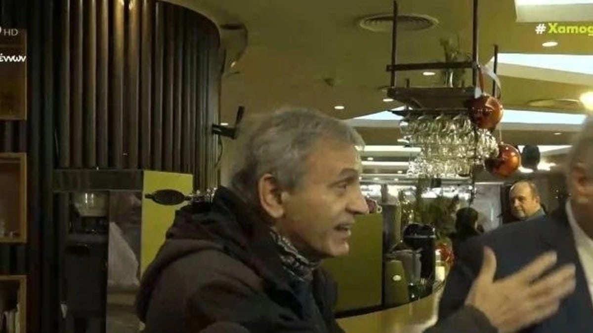 Συνεχίζει ακάθεκτος ο Γιώργος Νταλάρας με νέα αιχμηρή ατάκα μπροστά σε δημοσιογράφους: «Να βλέπεις πρωινές εκπομπές, μην παίρνεις βιβλία»