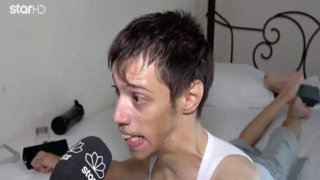 Σπαράζει καρδιές ορφανό παιδί με κινητικά προβλήματα – Ζει μόνο του και ζητά έναν προσωπικό βοηθό