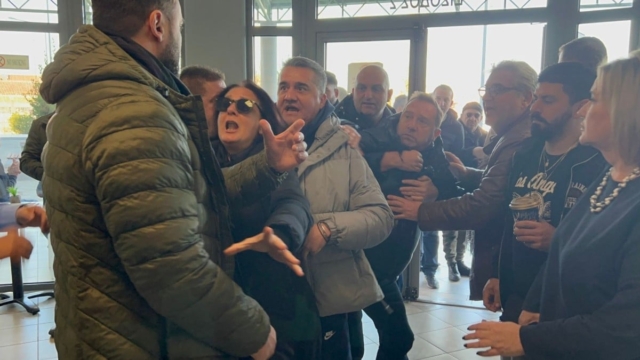Άγρια επίθεση στον Αγοραστό από συγγενείς θυμάτων των Τεμπών – Σκηνές πανικού και έντασης (photos/video)