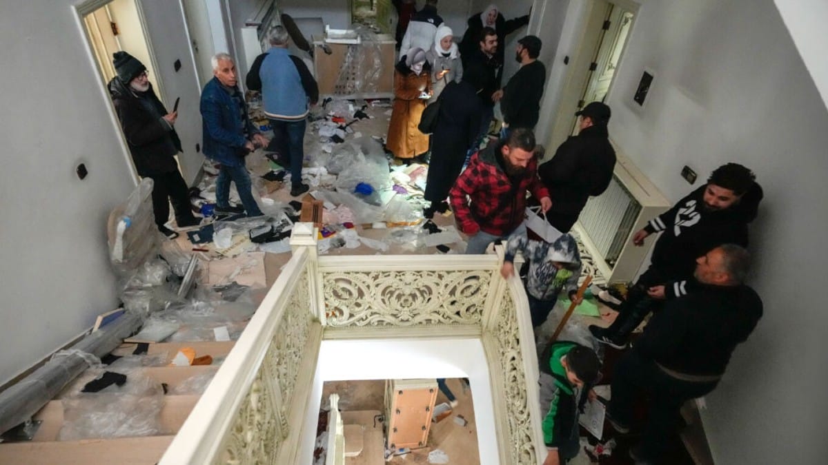Εικόνες καταστροφής στη Δαμασκό: Πολίτες και αντάρτες βανδάλισαν το παλάτι του Άσαντ