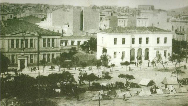 Κουίζ για παλιά Αθήνα: Έχεις περάσει 100% από εκεί! Αναγνωρίζεις την πλατεία της φωτογραφίας;