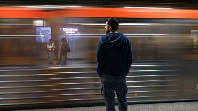Παραμονή Πρωτοχρονιάς: Πώς κινούνται τα Μέσα Μαζικής Μεταφοράς – Τα τελευταία δρομολόγια για Μετρό, Τραμ, Λεωφορεία, Τρόλεϊ