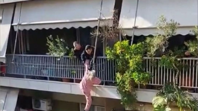Θρίλερ στα Πατήσια: Hλικιωμένη κρεμόταν μισή ώρα από μπαλκόνι – Δείτε τη συγκλονιστική διάσωσή της