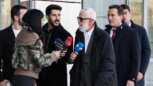 Οργή με τις ερωτήσεις του Εισαγγελέα στη δίκη Φιλιππίδη: «Δείξτε μας πώς είχε ανέβει πάνω σας; Πώς ερεθίστηκε ένας άνθρωπος 50 ετών τόσο γρήγορα;»