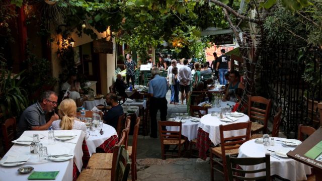 Πλάκα: 51 διευθύνσεις για φαγητό και ποτό στη γειτονιά των Θεών