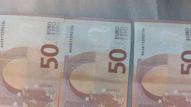 Δεν είναι μόνο τα ΑΤΜ, νέα απάτη με πλαστά χαρτονομίσματα: «Έκανα ανάληψη από το γκισέ της τράπεζας»