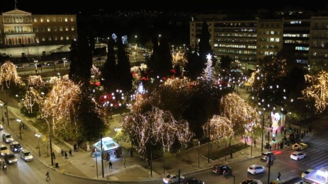 Η φωτογραφία της ημέρας: Η πλατεία Συντάγματος στολισμένη