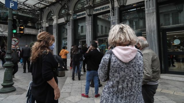 Μπαράζ πληρωμών σε εργαζόμενους, συνταξιούχους και κοινωνικές ομάδες μέχρι το τέλος του έτους