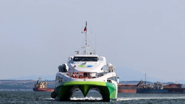 Tαλαιπωρία για 115 επιβάτες: Το Flying Cat 5 επιστρέφει στον Πειραιά – Τι συνέβη