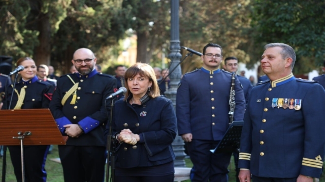 Χριστουγεννιάτικες μελωδίες γέμισε ο κήπος του Προεδρικού Μεγάρου: Οι ευχές και τα χαμόγελα της Κατερίνας Σακελλαροπούλου