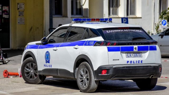 Θρίλερ στο Αγρίνιο: Ρομά κυνήγησε με μαχαίρι την κόρη του, την χτύπησε και την έκαψε με τσιγάρο!