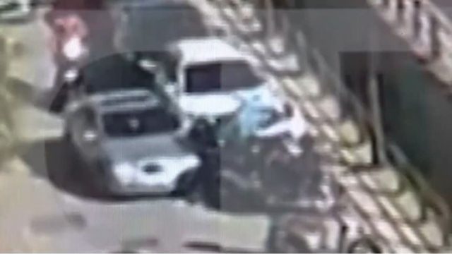 Απίστευτο: Μεθυσμένος οδηγός παρασέρνει μηχανάκια στη Λεωφόρο Συγγρού και απειλεί με αλυσοπρίονο – Το σοκαριστικό βίντεο