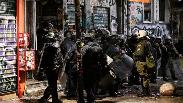 Πορεία για τον Αλέξη Γρηγορόπουλο: Στην Ευελπίδων οι 10 συλληφθέντες μετά τα επεισόδια στα Εξάρχεια