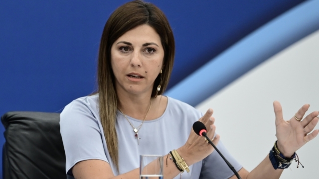 Μετά τις «νταντάδες» έρχεται ο «φροντιστής της γειτονιάς»: Πότε ξεκινούν οι αιτήσεις, ποιους αφορά