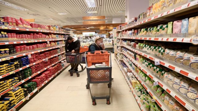 «Καλάθι των Χριστουγέννων»: Τι ανατιμήσεις σημειώθηκαν συγκριτικά με την περσινή χρονιά