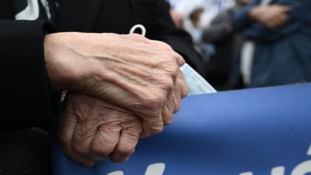 Έρχονται νέα μέτρα το 2025: Δωρεάν πρόσβαση σε φάρμακα για 310.000 συνταξιούχους και αναγνώριση «επικινδυνότητας» σε 150.000 ένστολους